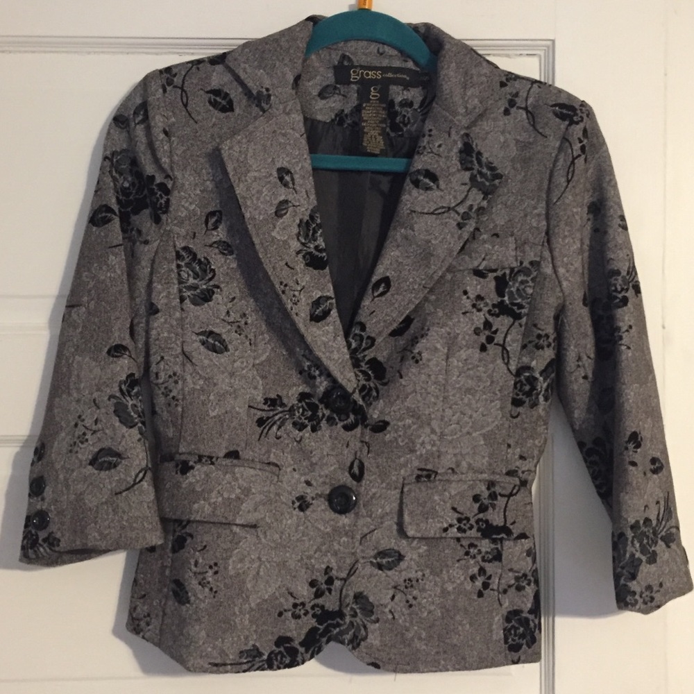 Grass Collection EUC Gray/Black Rose Print Blazer